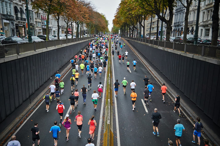 Groupe de coureurs sur route, illustrant la planification nutritionnelle d'un marathon