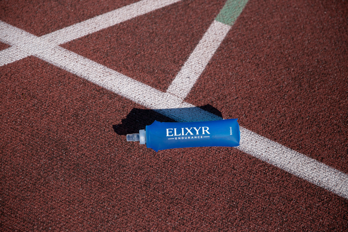 Gourde souple ELIXYR posée sur une piste d'athlétisme