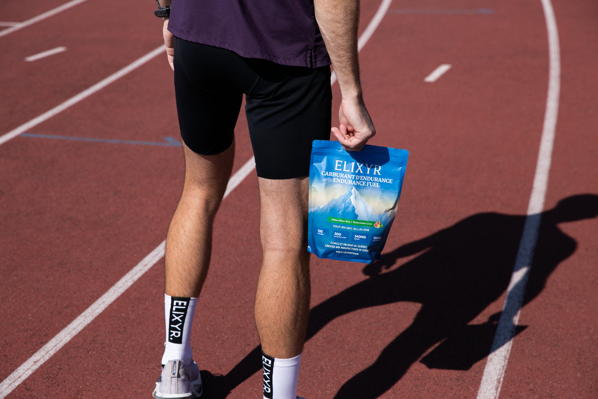Coureur tenant un sac de Carburant d'Endurance ELIXYR sur une piste d'athlétisme